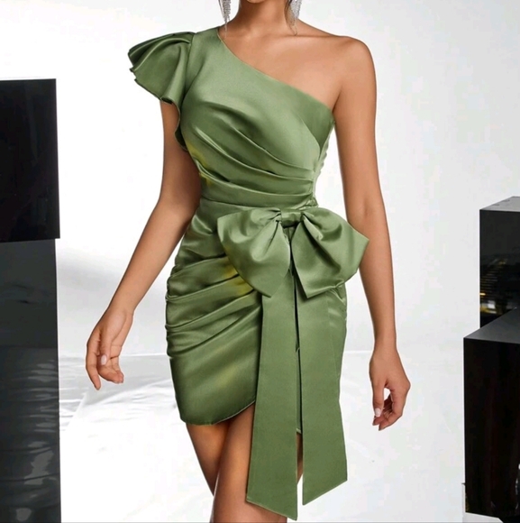 Dresses & Skirts - Elegant Green Asymmetrical Neck Ruffle-Bust Pleated Side Bow Split